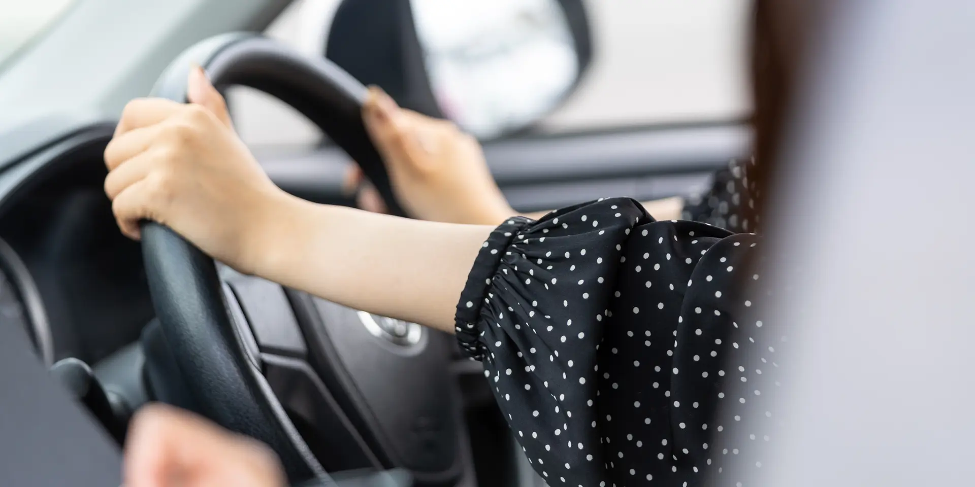 ＼”教える”が仕事になる！国家資格×カフェ風オフィスで新しい毎日を／自動車学校のインストラクター